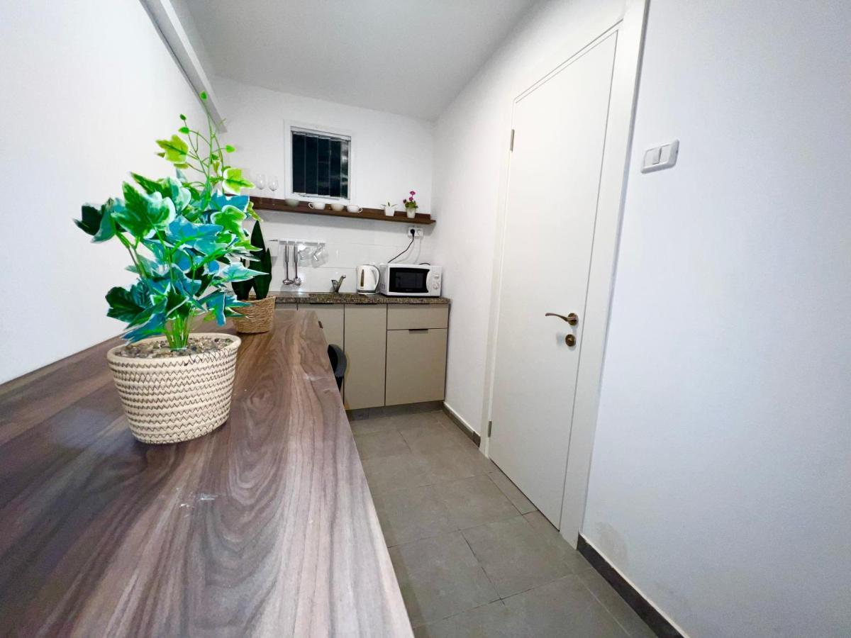 Aspentlv - Hacarmel Market Apartments & Studios Тель-Авив Экстерьер фото