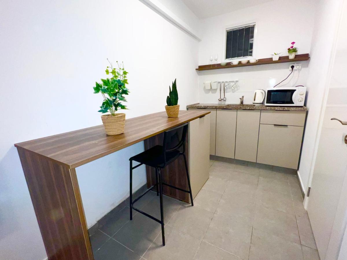 Aspentlv - Hacarmel Market Apartments & Studios Тель-Авив Экстерьер фото