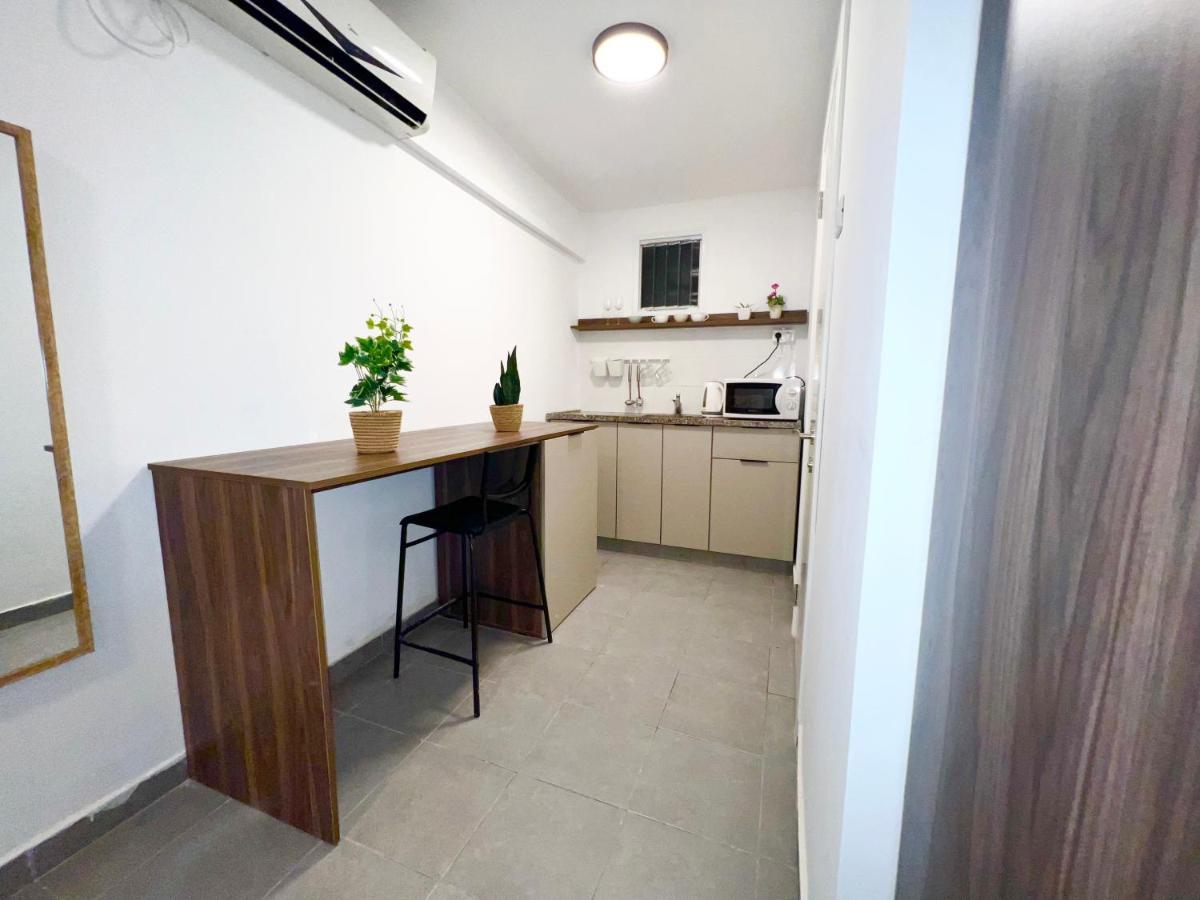 Aspentlv - Hacarmel Market Apartments & Studios Тель-Авив Экстерьер фото