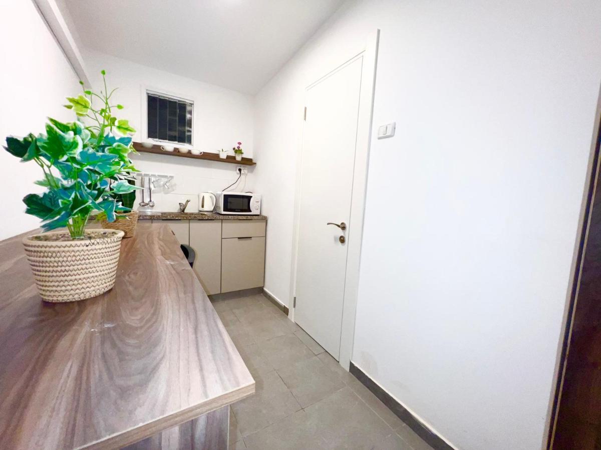 Aspentlv - Hacarmel Market Apartments & Studios Тель-Авив Экстерьер фото