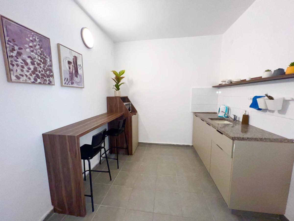 Aspentlv - Hacarmel Market Apartments & Studios Тель-Авив Экстерьер фото