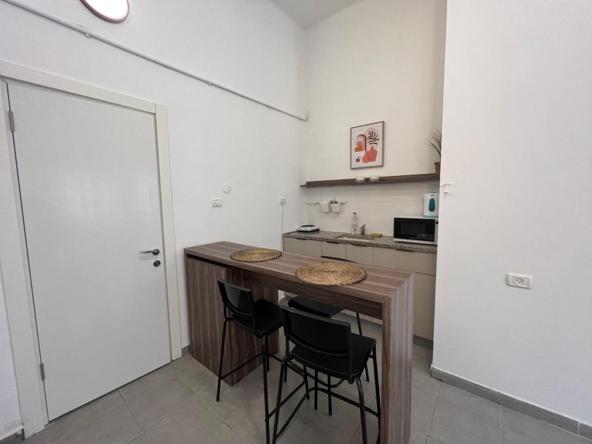Aspentlv - Hacarmel Market Apartments & Studios Тель-Авив Экстерьер фото