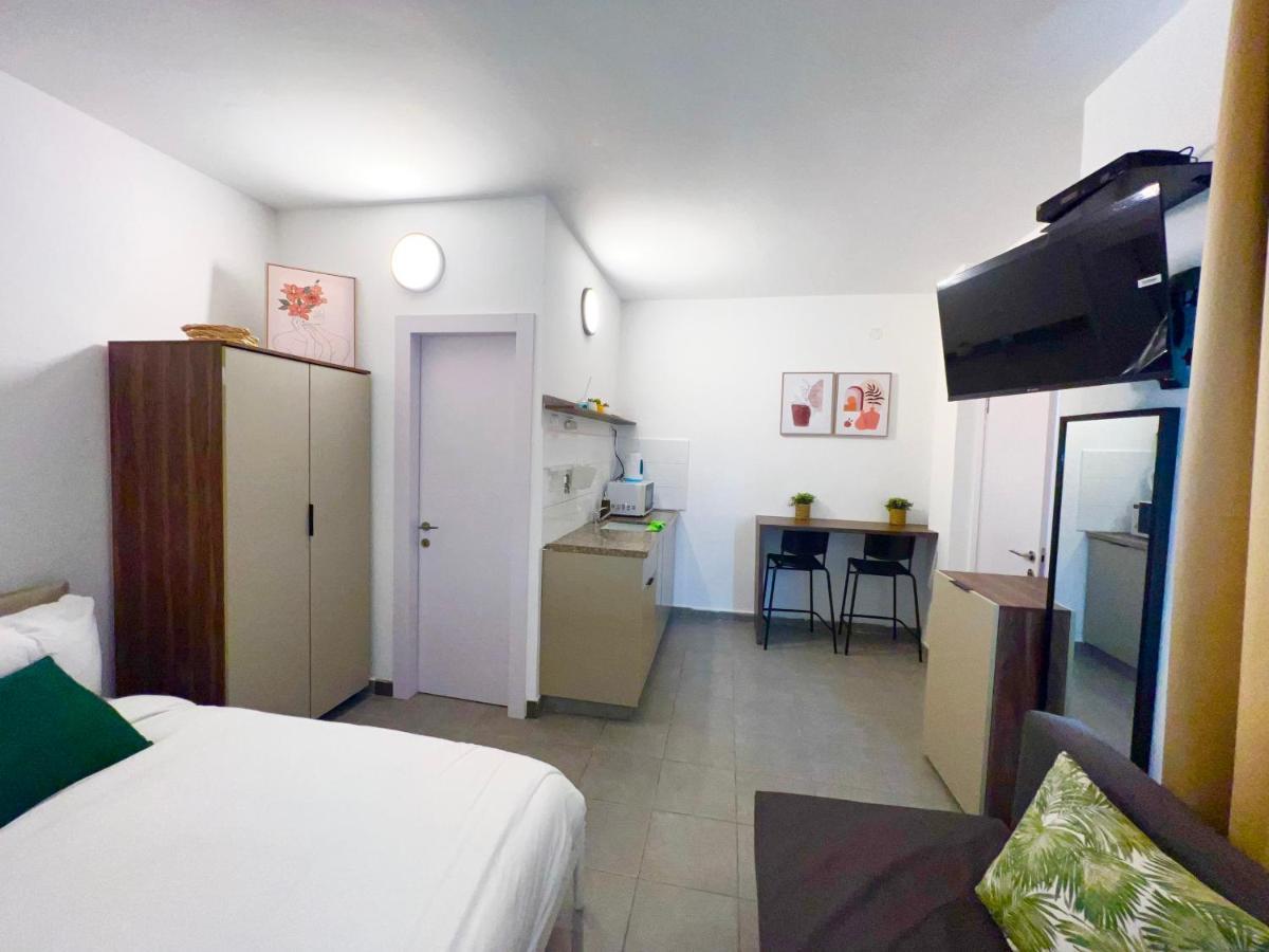Aspentlv - Hacarmel Market Apartments & Studios Тель-Авив Экстерьер фото