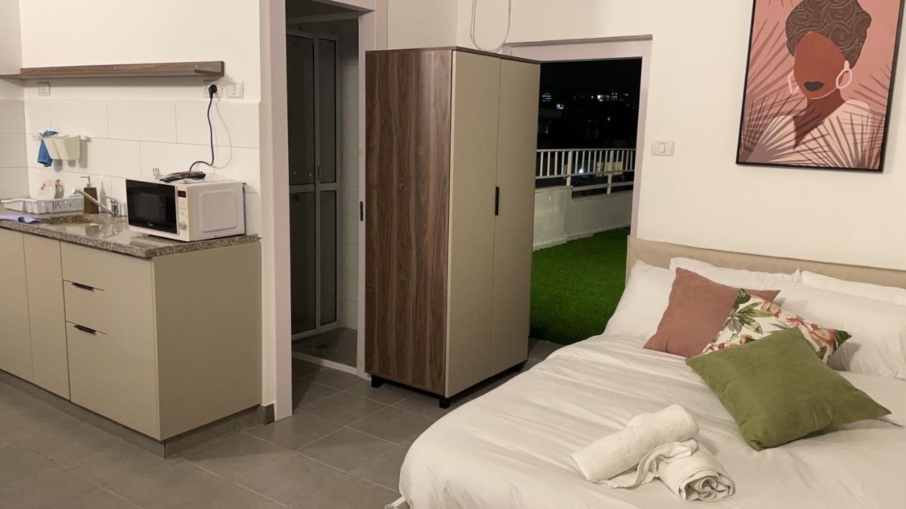 Aspentlv - Hacarmel Market Apartments & Studios Тель-Авив Экстерьер фото