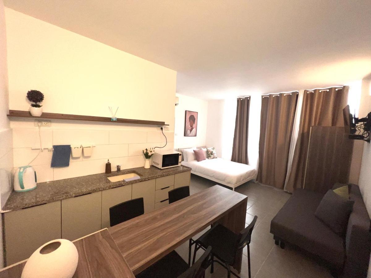 Aspentlv - Hacarmel Market Apartments & Studios Тель-Авив Экстерьер фото